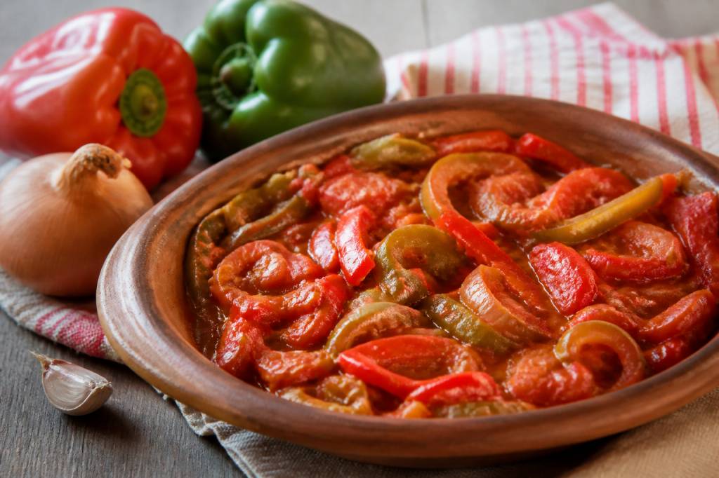 La piperade : recette, histoire et secrets d’un plat basque emblématique