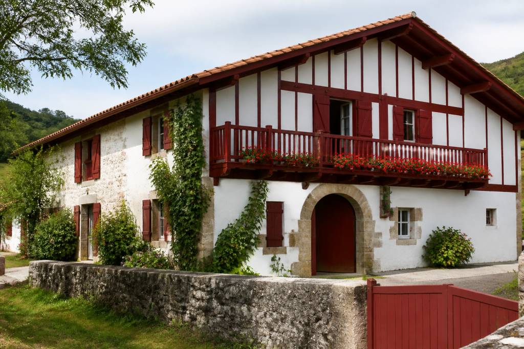 L’architecture traditionnelle basque entre terre et mer : maisons, fermes et frontons