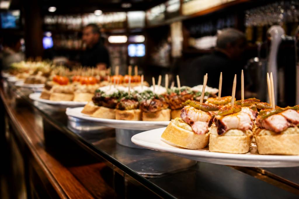 Où manger les meilleurs pintxos au Pays Basque : adresses et quartiers gourmands