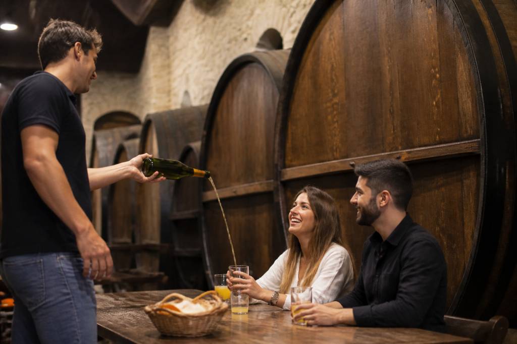 Les cidreries basques, entre tradition et convivialité : où vivre l’expérience