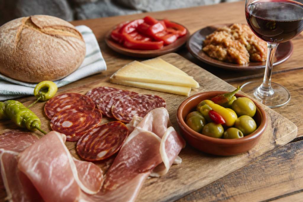 Les spécialités culinaires basques à goûter absolument : guide des saveurs locales